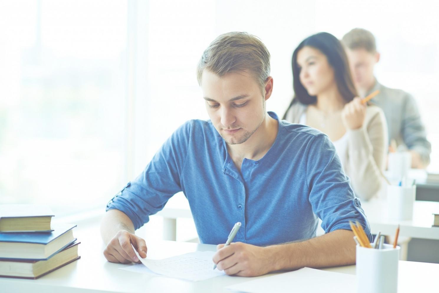 Sesión de trabajo colaborativo analizando estrategias financieras